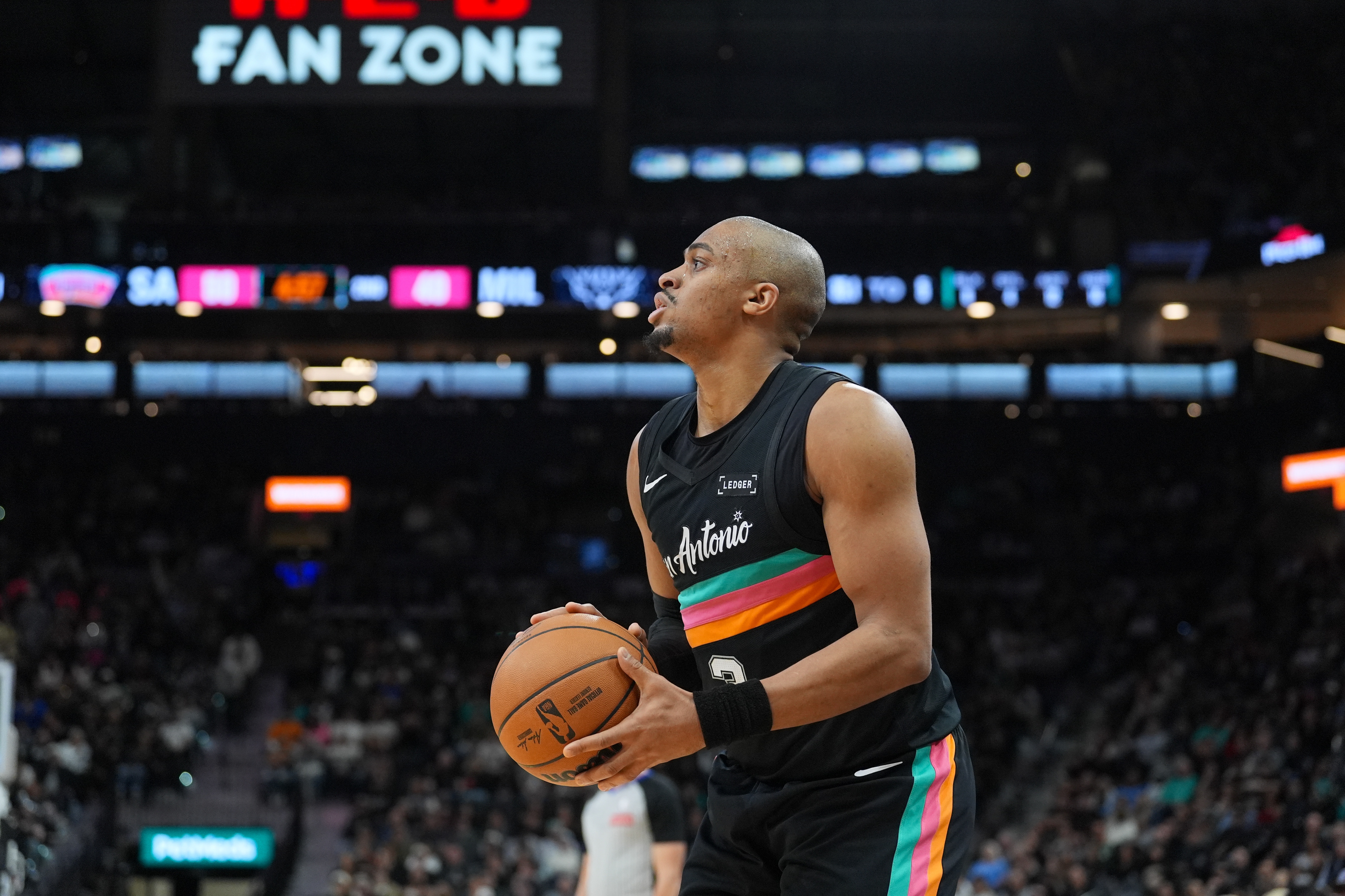 开云APP-定海神针！凯尔登·约翰逊19中9拿到21分5助 正负值+9