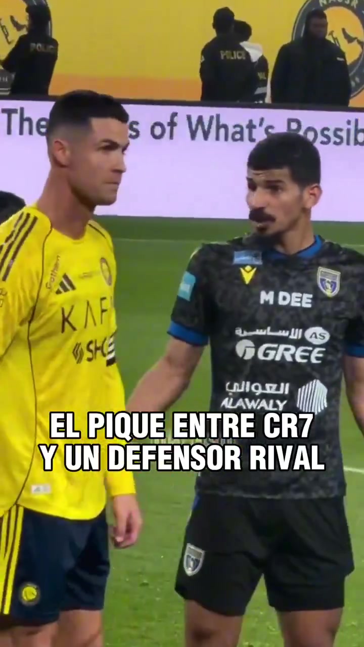 开云体育-C罗与贴防他的后卫发生口角，厉声告诉对方：别碰我